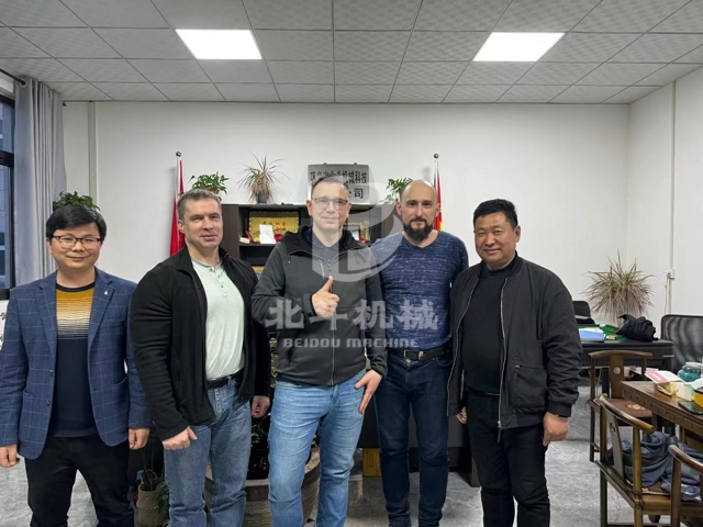 俄罗斯客户至5G天天看5G天天爽机械参观考察天天影视综合网